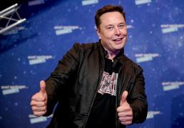 Fanii lui Elon Musk au decis ca miliardarul să-şi vândă 10% din acţiunile la Tesla