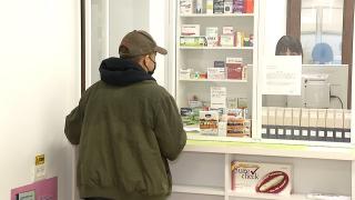 Farmaciile, transformate în cabinete medicale: ce fel de consultaţii am putea primi. Proiectul e criticat de medicii de familie