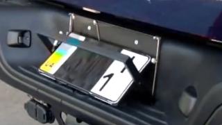 Dispozitive inspirate de la Hollywood pe maşinile traficanţilor de ţigări. Numerele de înmatriculare se schimbă în mers