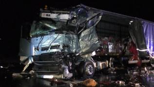 Șofer de TIR readus la viață de medici, după un accident cumplit în Brașov. Bărbatul și-a pierdut braţul stâng, iar cel drept este rupt
