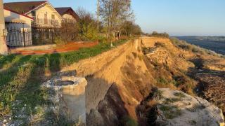 O comună din Constanța o ia încet la vale. 16 familii urmează să fie evacuate: "De când se duce pământul, au început crăpăturile"