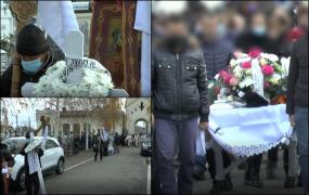 Lacrimi pentru Sofia, una dintre gemenele înjunghiate cu sălbăticie de tatăl lor. Copila a fost condusă pe ultimul drum într-un sicriu alb şi înconjurată de flori