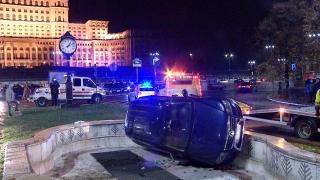 "Capcane" pentru şoferii bucureşteni: un bărbat a plonjat cu maşina într-o fântână arteziană din Piața Unirii