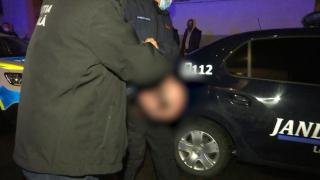 Din cauza geloziei, un bărbat din Săcele a dat foc apartamentului fostei iubite. O familie s-a baricadat în casă, sigilând ușa cu bandă adezivă