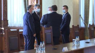 Discuţii încinse între PSD şi PNL pe ministere. Cum vor liberalii să-i convingă pe social democraţi să renunţe la fotoliul de premier: funcţiile promise