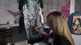 Hainele pictate, un nou stil vestimentar. O tânără din Constanţa a găsit o modalitate inedită de a refolosi ţinutele vechi