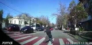 Spulberat pe trecere de o șoferiță de 19 ani. Accident filmat cu o cameră de bord, în Focșani