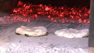 Pregătiri pentru Lăsata Secului: Gospodinele fac plăcinte speciale, care se vor mânca în ultima zi înainte de începutul Postului Crăciunului