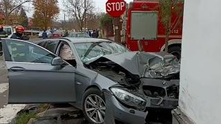 „S-a zguduit casa”. Un BMW a fost proiectat într-un imobil de un Audi, în Alexandria. Maşinile s-au făcut praf