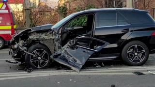 Accident în lanţ la intrarea în Cluj-Napoca, provocat de o şoferiţă de 19 ani: Şase maşini implicate, o persoană rănită. Un autoturism de lux a rămas fără portieră