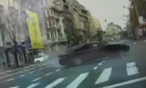 Momentul în care şoferul de BMW se izbeşte cu putere de un stâlp din centrul Capitalei, filmat de o cameră de bord