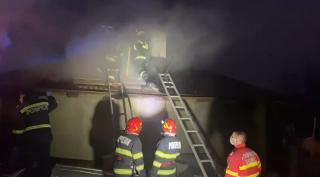 Doi militari au sărit în flăcări să salveze un tânăr de 27 de ani. Băiatul zăcea inconștient într-o casă înghițită de foc