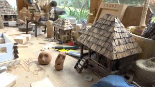 Sate tradiţionale în miniatură, realizate cu migală în atelierul unui meşter din Deva. "Casa bunicilor" devine material didactic