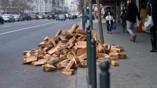 Morman de lemne pe Bulevardul Magheru din București. Mulți români s-au reîntors la sobă, de frica scumpirilor la gaze și energie