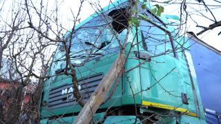Accident frontal violent între un TIR şi un camion, în Dâmboviţa. Impactul a fost devastator: "Pur şi simplu, m-am trezit cu el peste mine"