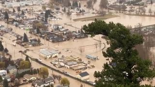 Dezastru în vestul Canadei, din cauza ploilor torenţiale. Un oraș a fost evacuat în întregime, mii de oameni au fugit din calea apelor