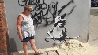 O creație a artistului Banksy a fost decupată cu tot cu zid de proprietarul casei. Britanicul speră să o vândă cu câteva milioane £