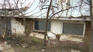 Bebeluș ucis de mamă şi bunică, în Galați. Femeile au povestit în detaliu cum l-au lăsat pe micuț să moară de frig, în grădina unui vecin