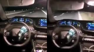 "Bă, ești nebun!" Șofer ajuns în șanț cu Peugeotul, după ce a "blocat" volanul cu o sticlă de apă și s-a dus pe bancheta din spate