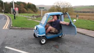 Un englez vrea să străbată Marea Britanie, de la un capăt la altul, în cea mai mică mașină din lume. Bărbatul vrea să strângă fonduri pentru copiii săraci