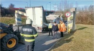 Un limitator de înălțime a căzut peste un TIR, în Brașov