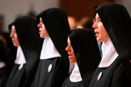 O femeie de 30 de ani din Prahova s-a dat drept călugăriţă şi a obţinut peste 350.000 de lei. Ce promitea că face în schimbul banilor