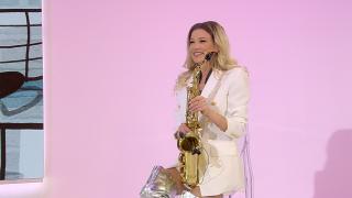 Lady Sax, piese moderne în acorduri de saxofon. Cântăreaţa va lansa o piesă alăturii de fiica sa