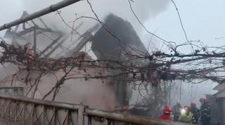 Fost militar, sfârșit tragic după ce casa i-a luat foc. Intervenție dramatică a pompierilor într-un sat de lângă Bistrița