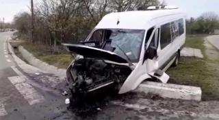 Accident cu zece victime pe un drum din Olt. Microbuzul în care se aflau a intrat cu viteză într-un cap de pod, la Gostavățu