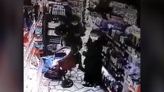 Două femei, filmate în timp ce fură dintr-un magazin din Focșani și își îndeasă produsele în haine