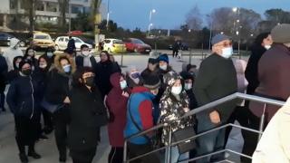 Sute de constănţeni s-au îmbulzit în faţa unui centru de vaccinare, pentru a ridica voucherele în valoare de 100 de lei