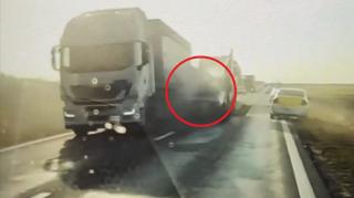 "M-a făcut pachet!" Momentul în care TIR-urile conduse de tată și fiu strivesc intenționat o dubă, la nervi. Scandal în timp ce victima murea în brațele paramedicilor