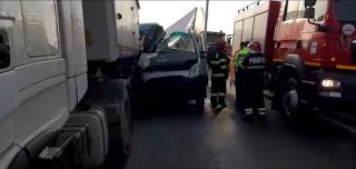 Tată și fiu au strivit un șofer cu duba între TIR-urile lor, la Teleorman. Pasagerul din dubă a murit în accident