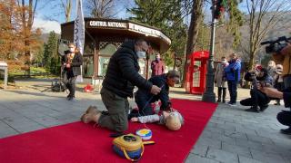 Sinaia va avea defibrilatoare automate în cabinele vechilor telefoane publice. Echipamentele asigură intervenția rapidă în caz de stop cardio-respirator