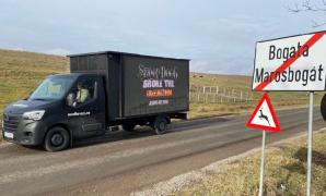 Snoop Dogg îşi promovează noul album în România. Imagini filmate în comuna Bogata din Mureş