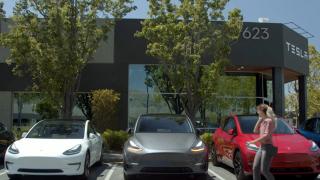 Sute de şoferi, opriţi să urce în maşinile Tesla din cauza unei defecţiuni. Reacţia lui Elon Musk