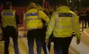 Un şofer fără permis, urmărit de poliţişti, s-a oprit cu maşina în gard. Cum a încercat să scape craioveanul