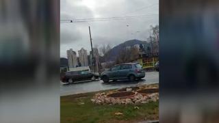 "Ia uite-l, băi!". Şofer filmat când intră pe contrasens, pe o şosea cu patru benzi din Braşov