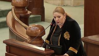 O senatoare a sunat la 112 de la tribuna Camerei, pentru a reclama că Diana Şoşoacă nu poartă masca de protecţie