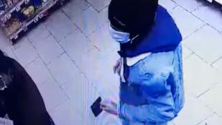 Momentul în care un hoţ din Bacău pândeşte o femeie şi o lasă fără telefon, surprins de camerele de supraveghere