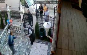 Noi imagini de la bătaia cu bâte şi topoare între clanuri, la Sângeru. Bătăușii ar fi blocat drumul ambulanței, ca să nu ajungă la răniți