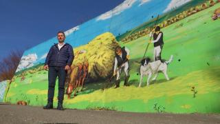 Un primar s-ar fi strecurat într-o pictură murală de pe Transluncani, un drum spectaculos din Timiş. "Probabil îi bunicul"