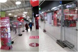 Garduri instalate în mai multe supermarketuri din ţară pentru a-i separa pe vaccinați de nevaccinați