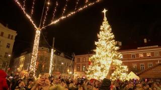 O roată panoramică de 24 de metri, vedeta Târgului de Crăciun din Cluj-Napoca. Biletul de intrare va fi certificatul verde