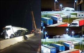 Momentul dramatic când o cisternă plină cu carburant acroşează doi stâlpi de iluminat de pe marginea drumului şi se răstoarnă pe un câmp, în Hunedoara