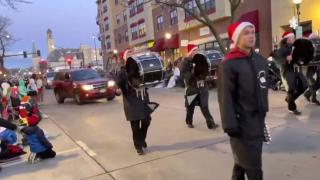 Filmul tragediei de la parada de Crăciun din SUA: 5 morţi şi zeci de răniţi, seceraţi de o maşină. Ţipetele au acoperit muzica fanfarei. "I-a lovit şi a trecut peste ei"