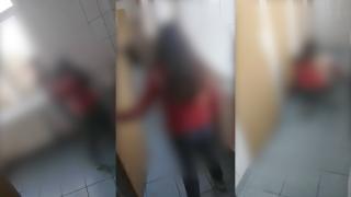 O adolescentă din Caraș-Severin, lovită cu pumnii de o colegă. Conducerea școlii a încercat să ascundă incidentul