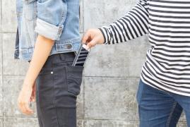 Masca de protecţie i-ar putea dubla pedeapsa unui hoţ. Bărbatul spune că era obligat de lege să o poarte