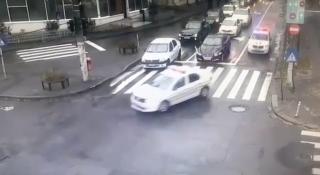 Focuri de armă pe străzile din Galaţi. Poliţiştii au încercat să oprească doi fugari. Bărbaţii au intrat cu maşina în zidul unei case