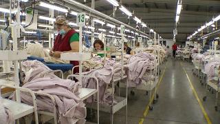 Marile branduri de haine îşi mută producţia în România. Care sunt câştigurile pentru ţara noastră